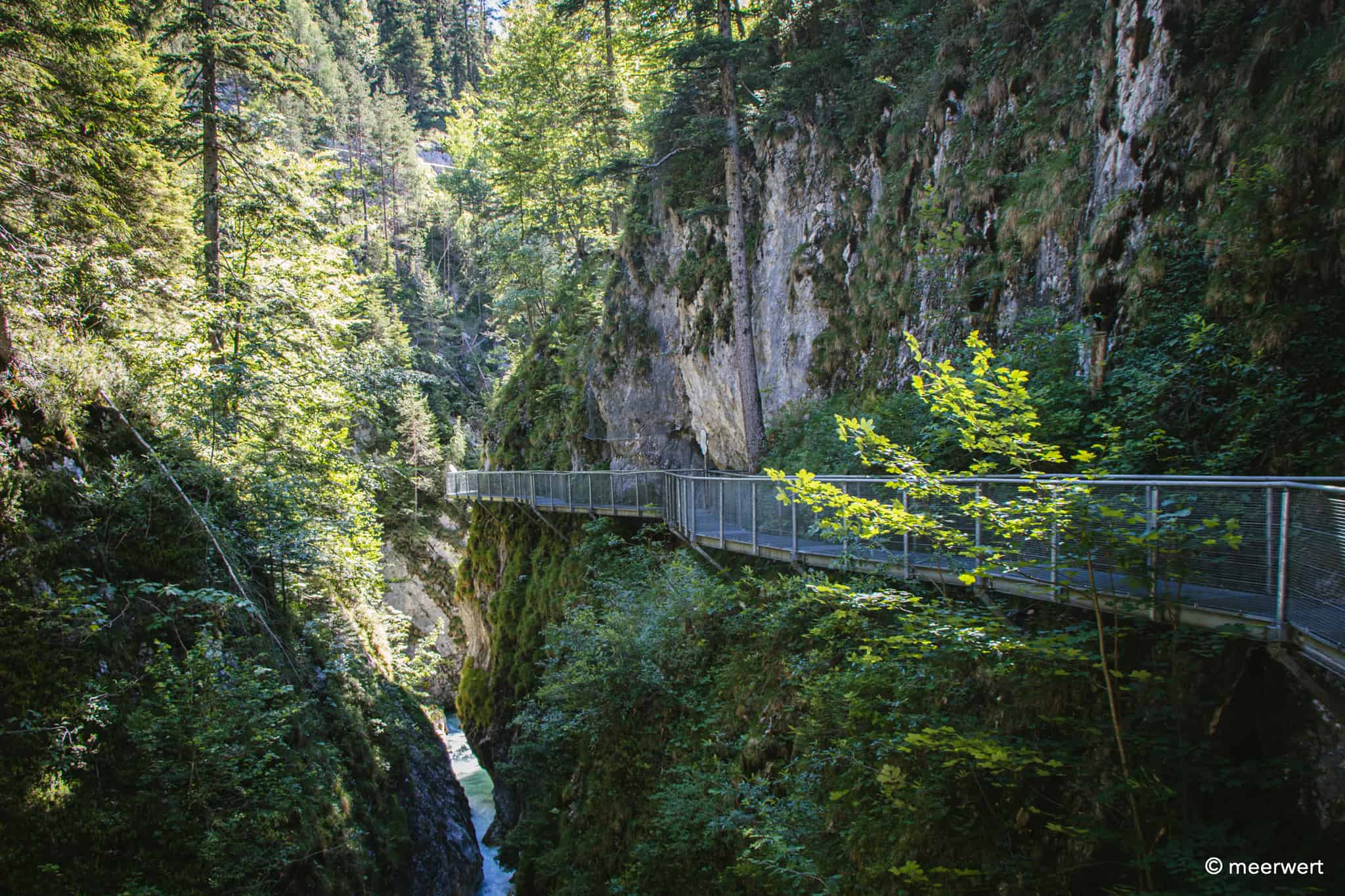 Weg entlang des Leutaschklamms